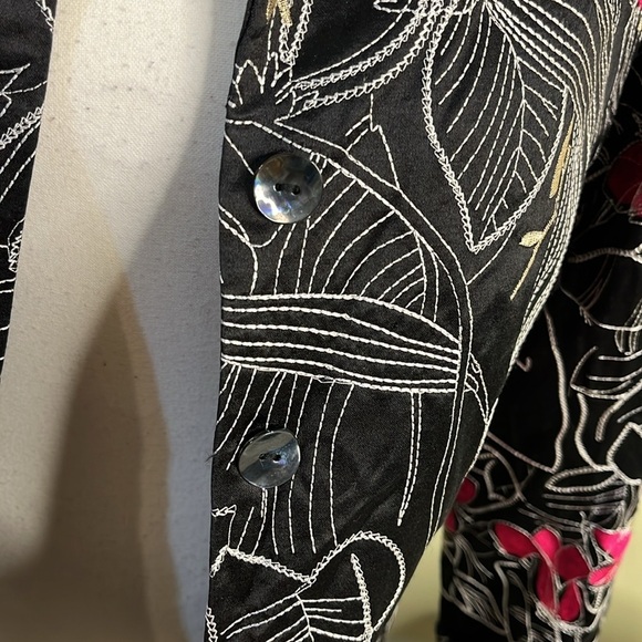 Chico’s Silk Blend Black Fuchsia Floral Embroidered Lined Jacket Sz 1 M/8 - Picture 9 of 13